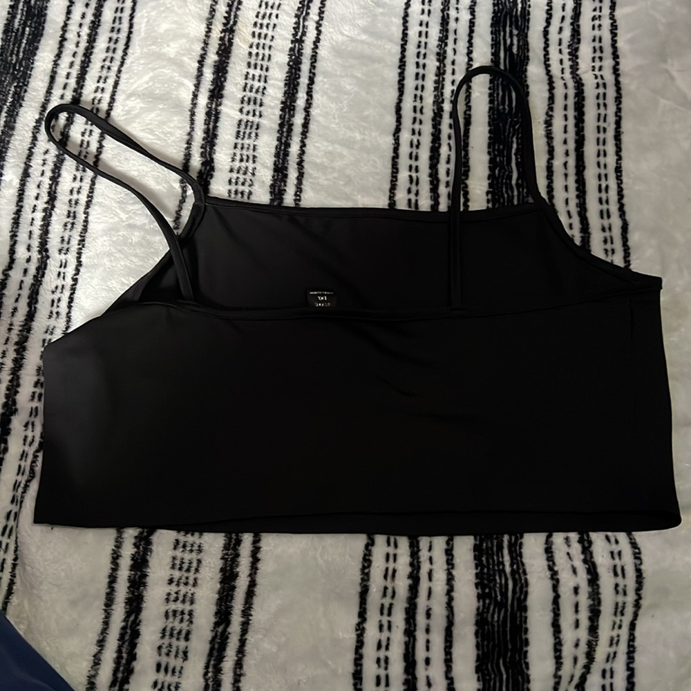 Basic black crop top - Picture 2 of 3